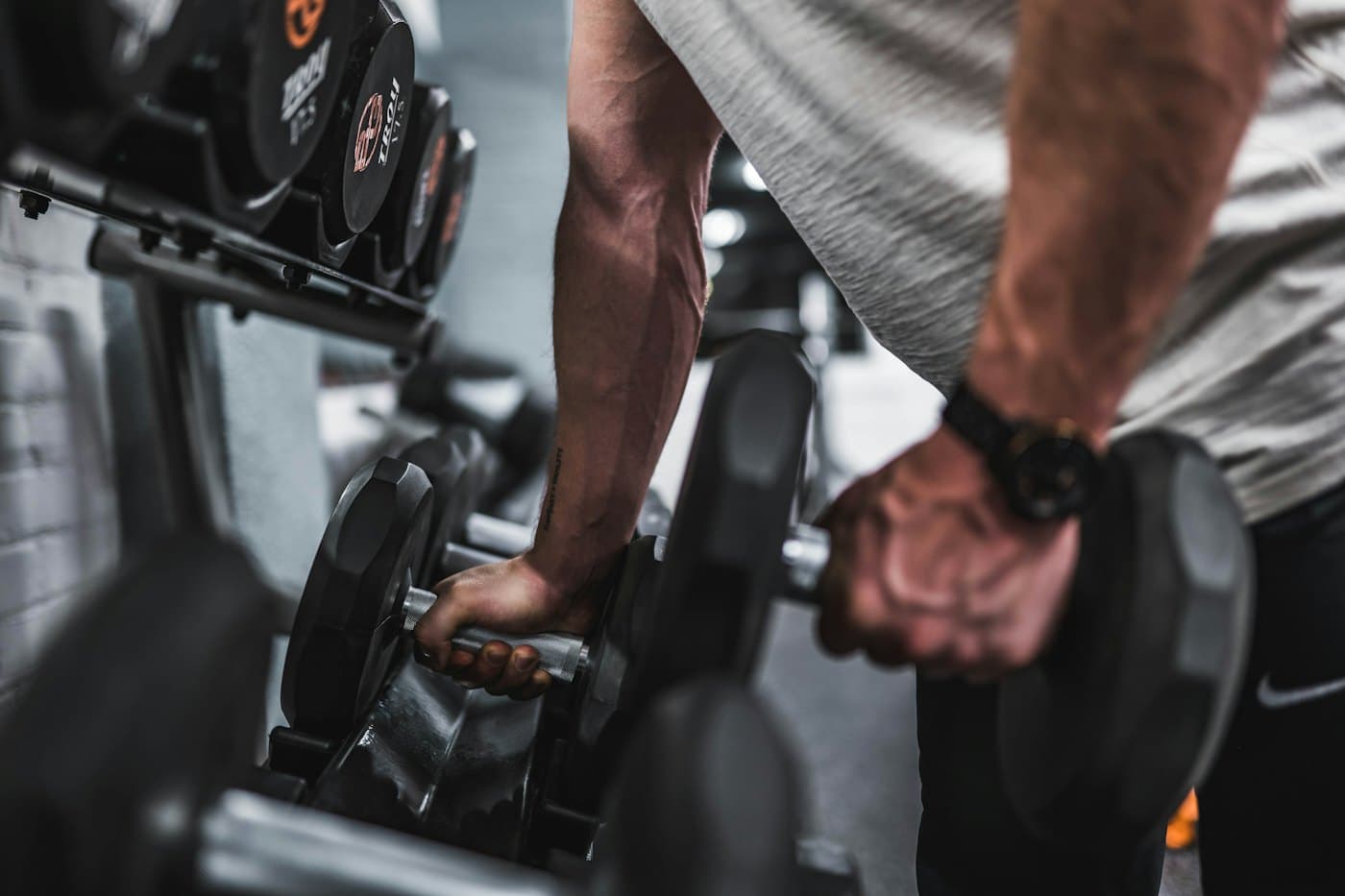 Dumbbell row in the gym